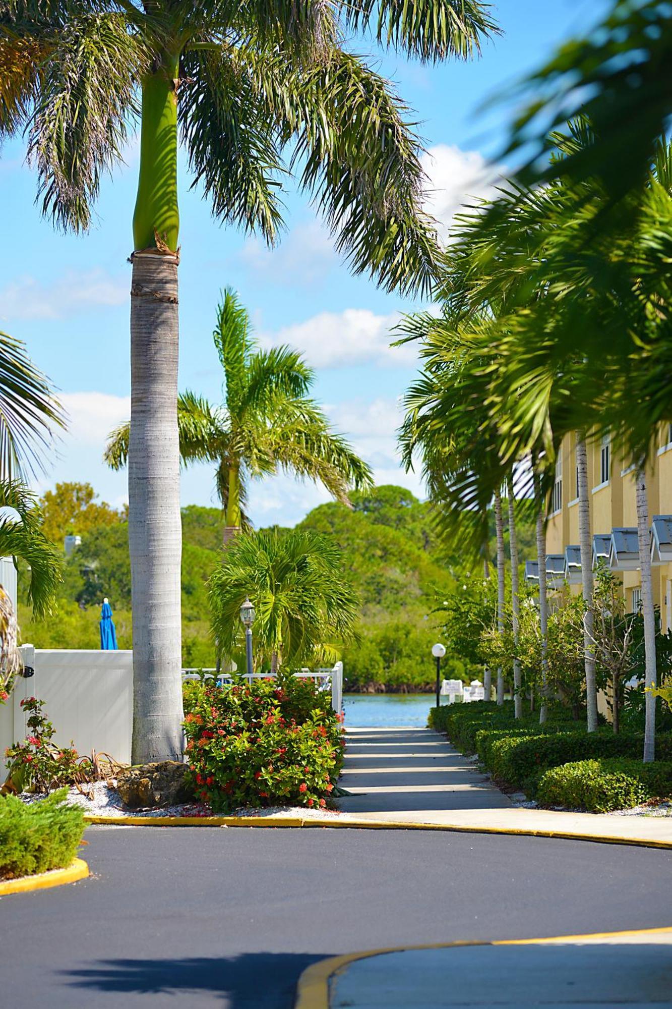 Barefoot Beach Resort Clearwater Beach Exterior photo